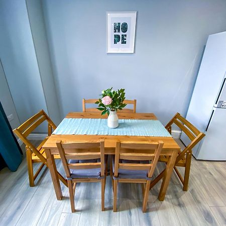 Modern 1-Bedroom Flat, 5 Guest, London - F2 Bagian luar foto