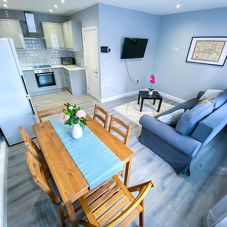 Modern 1-Bedroom Flat, 5 Guest, London - F2 Bagian luar foto