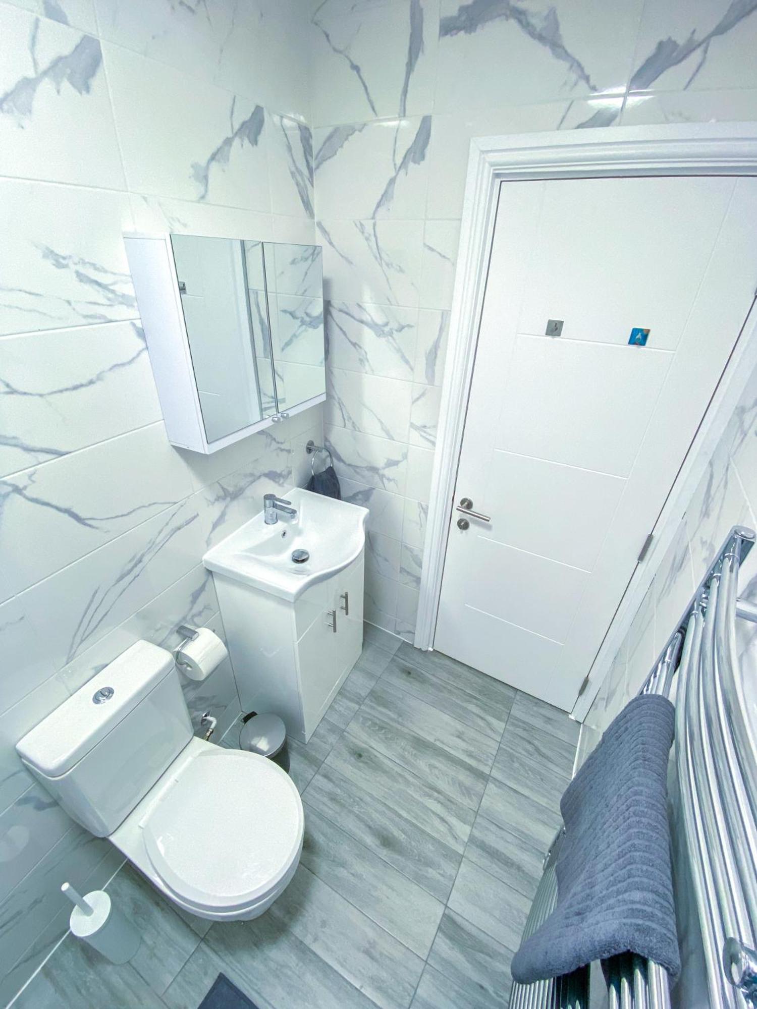 Modern 1-Bedroom Flat, 5 Guest, London - F2 Bagian luar foto