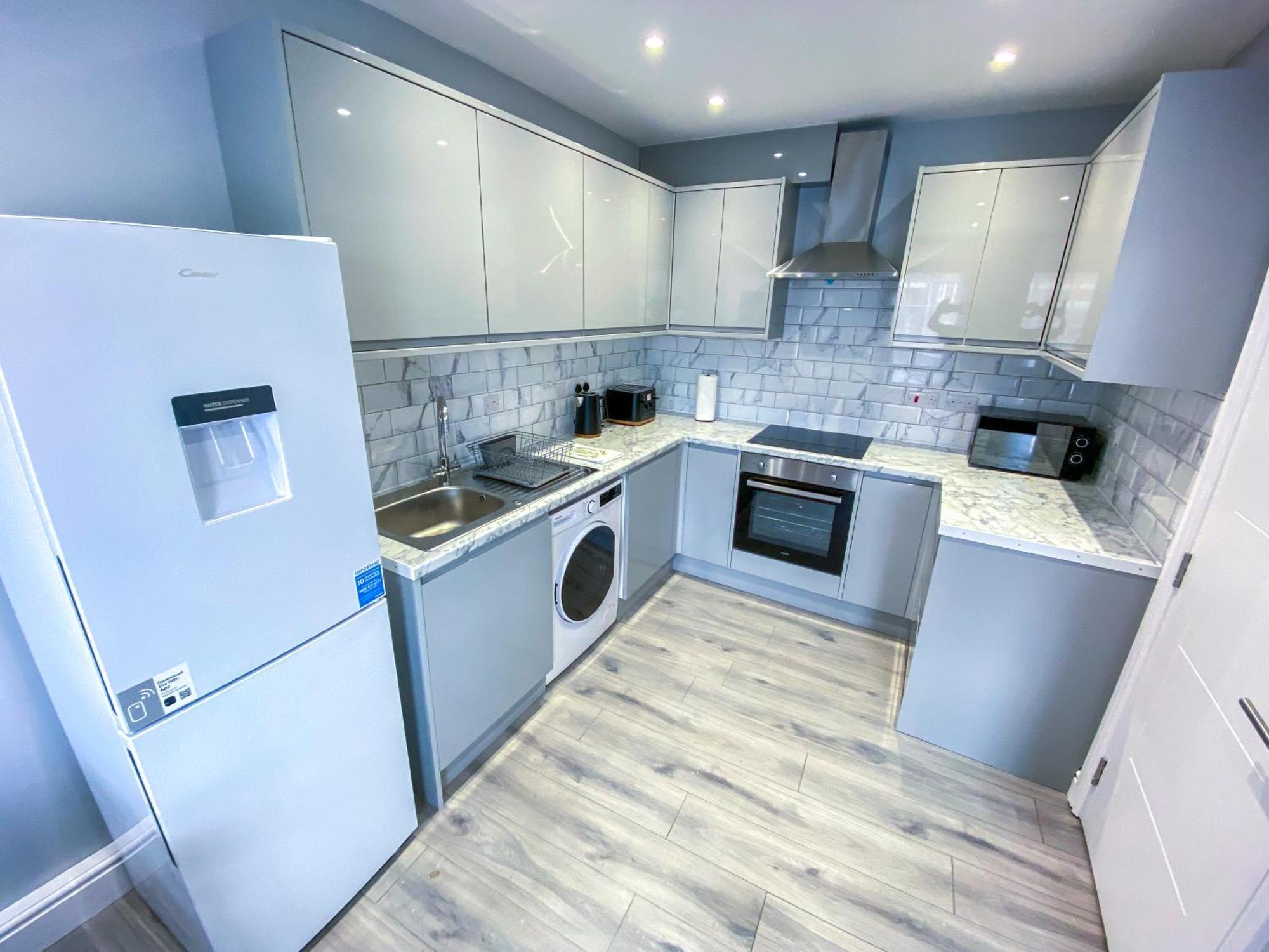 Modern 1-Bedroom Flat, 5 Guest, London - F2 Bagian luar foto