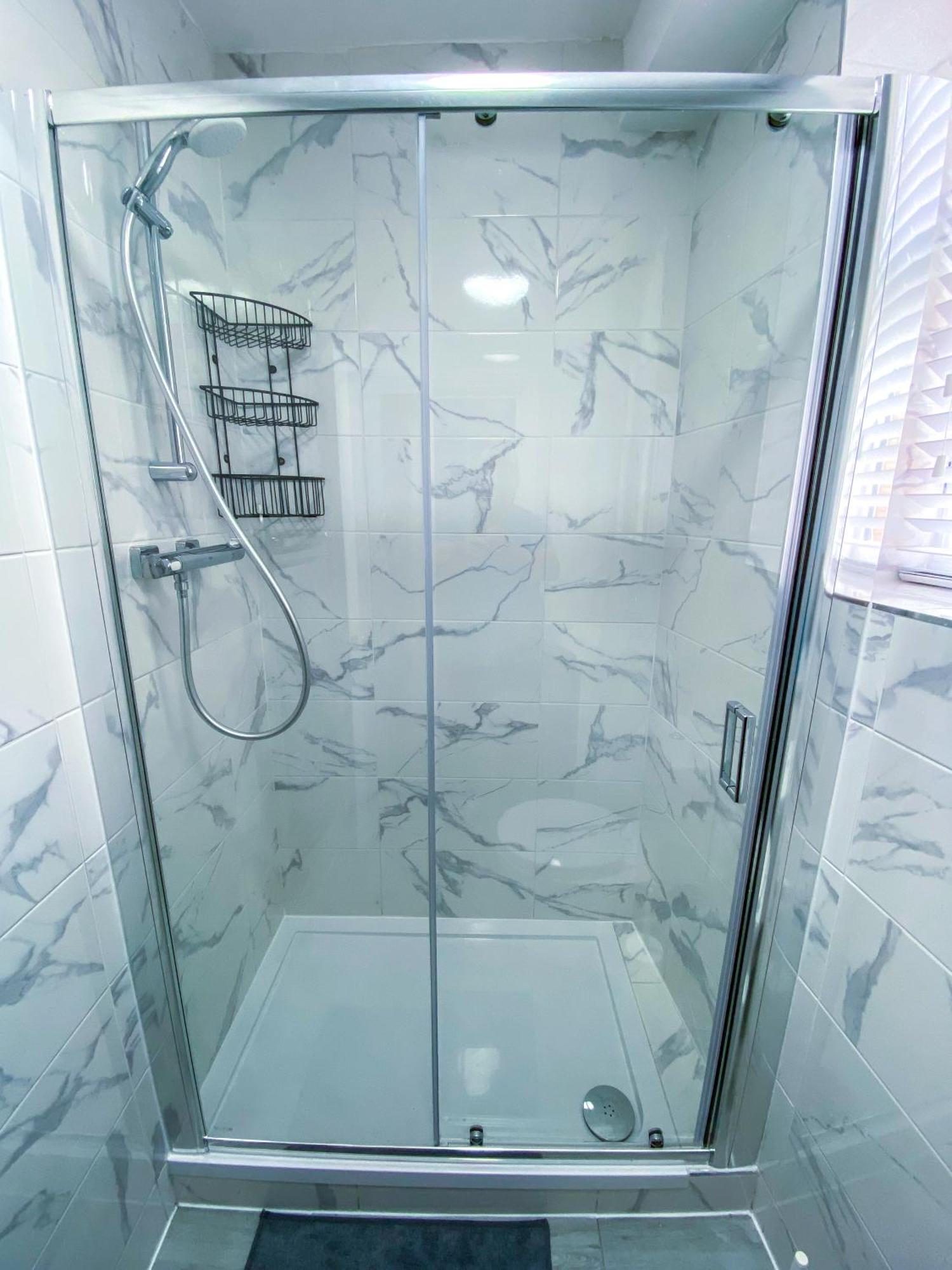 Modern 1-Bedroom Flat, 5 Guest, London - F2 Bagian luar foto